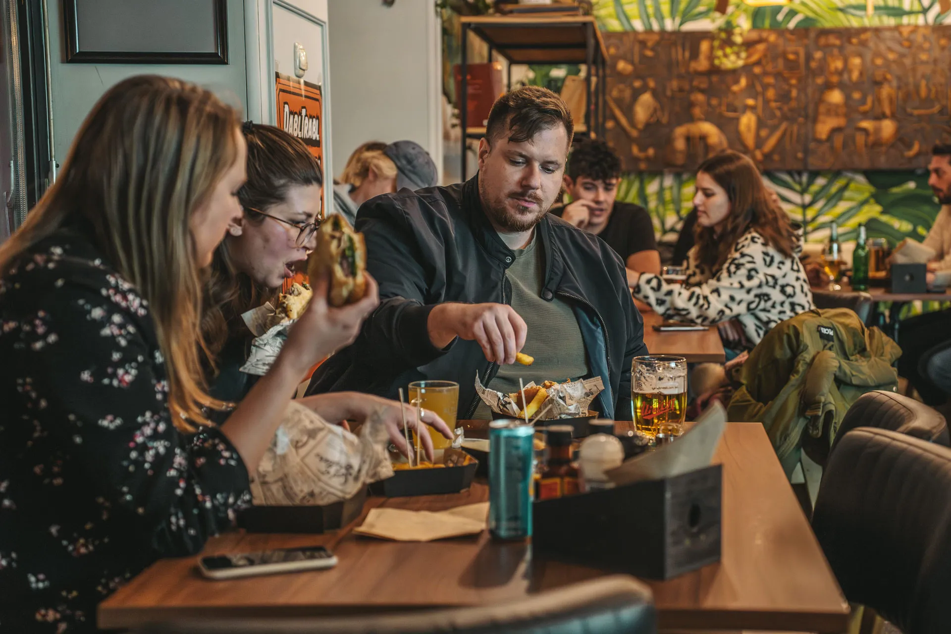 Burger v roki pomaga pri razmišljanju