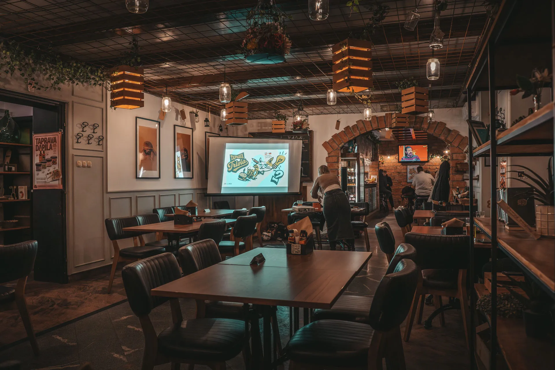 Prazne mize tik pred začetkom prve Taprave Trivie