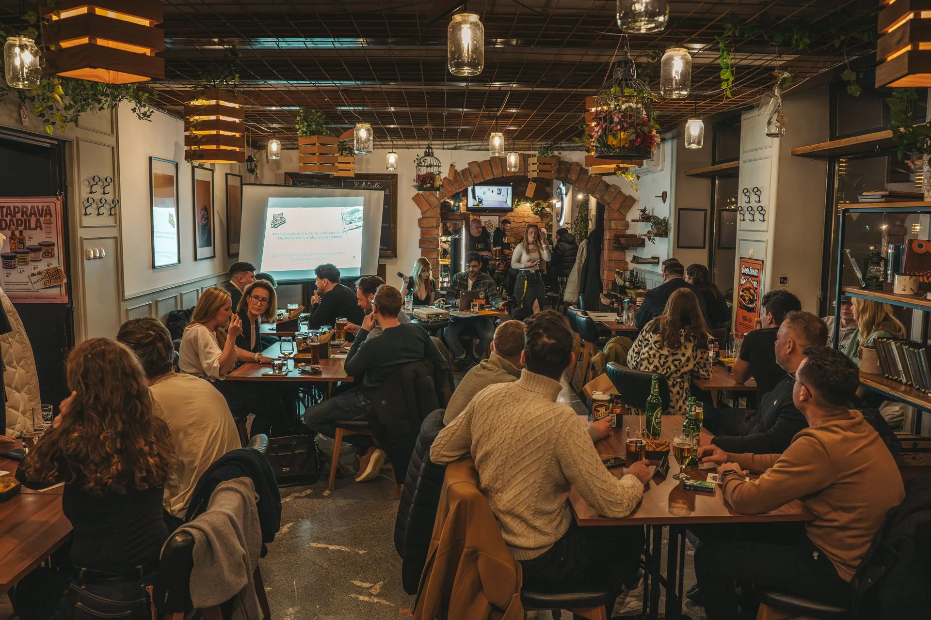 Poln lokal, poslušanje Fabiana in prva vprašanja večera