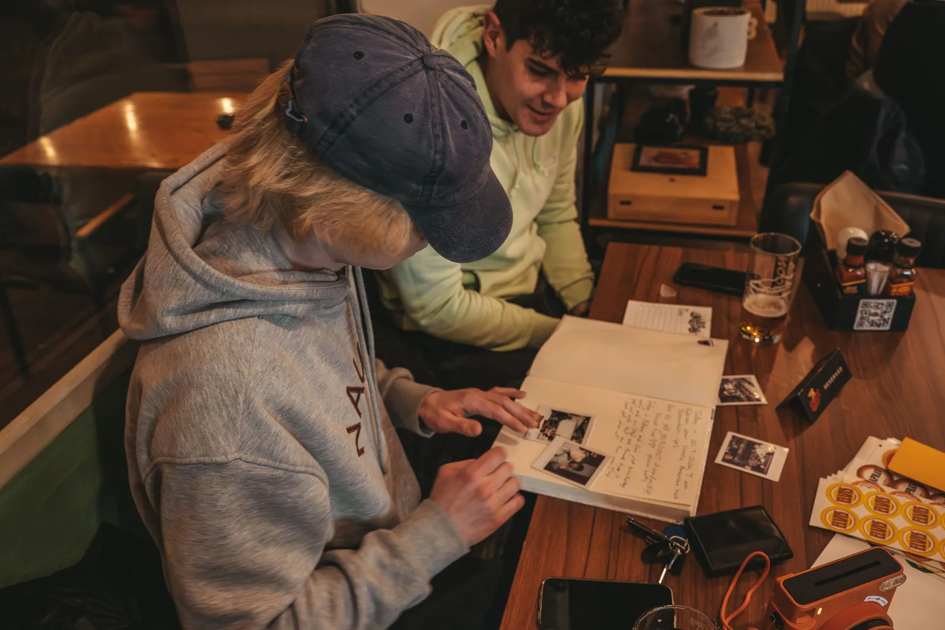 Knjiga vtisov. Za spomine na papirju