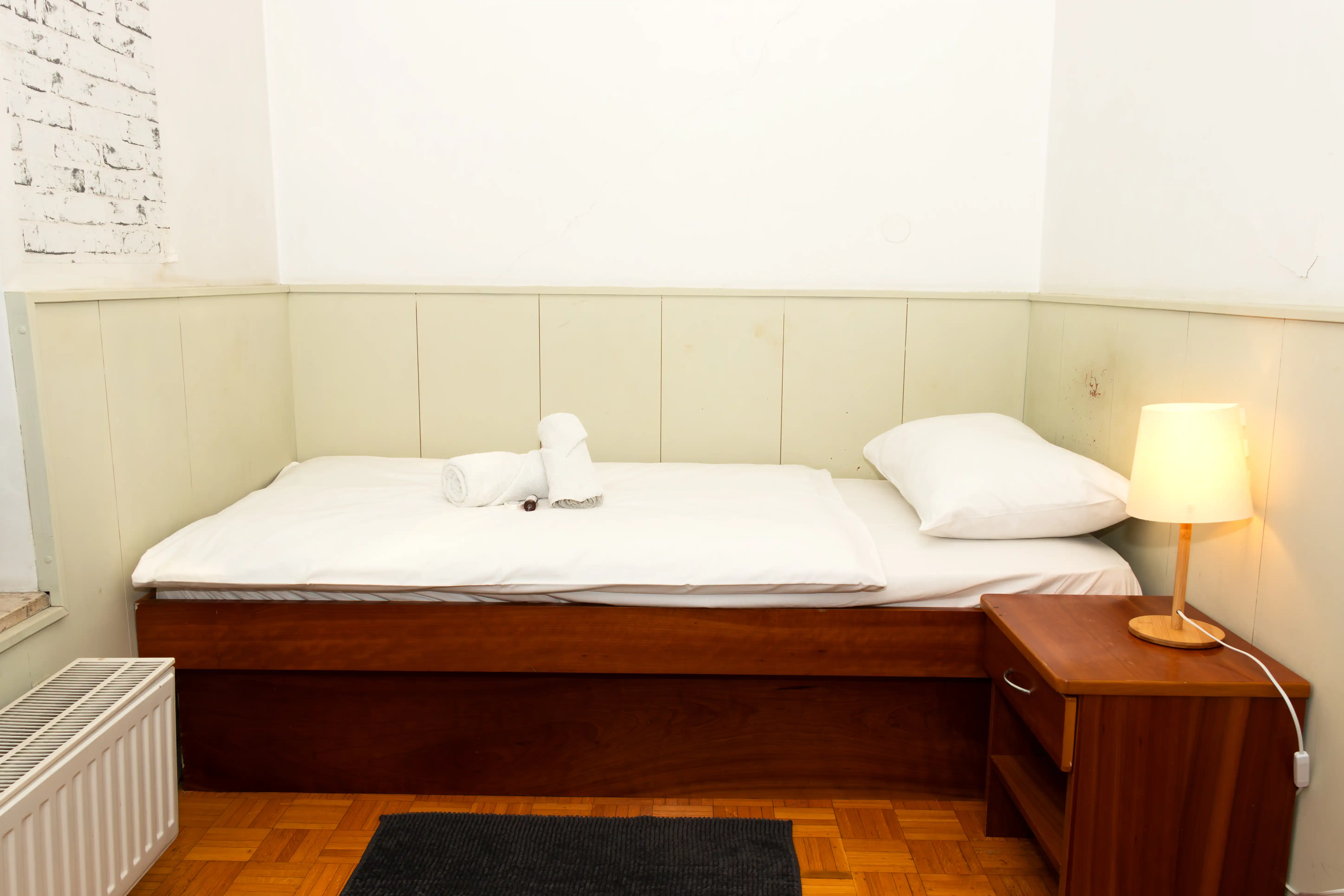 Enoposteljna soba (3)