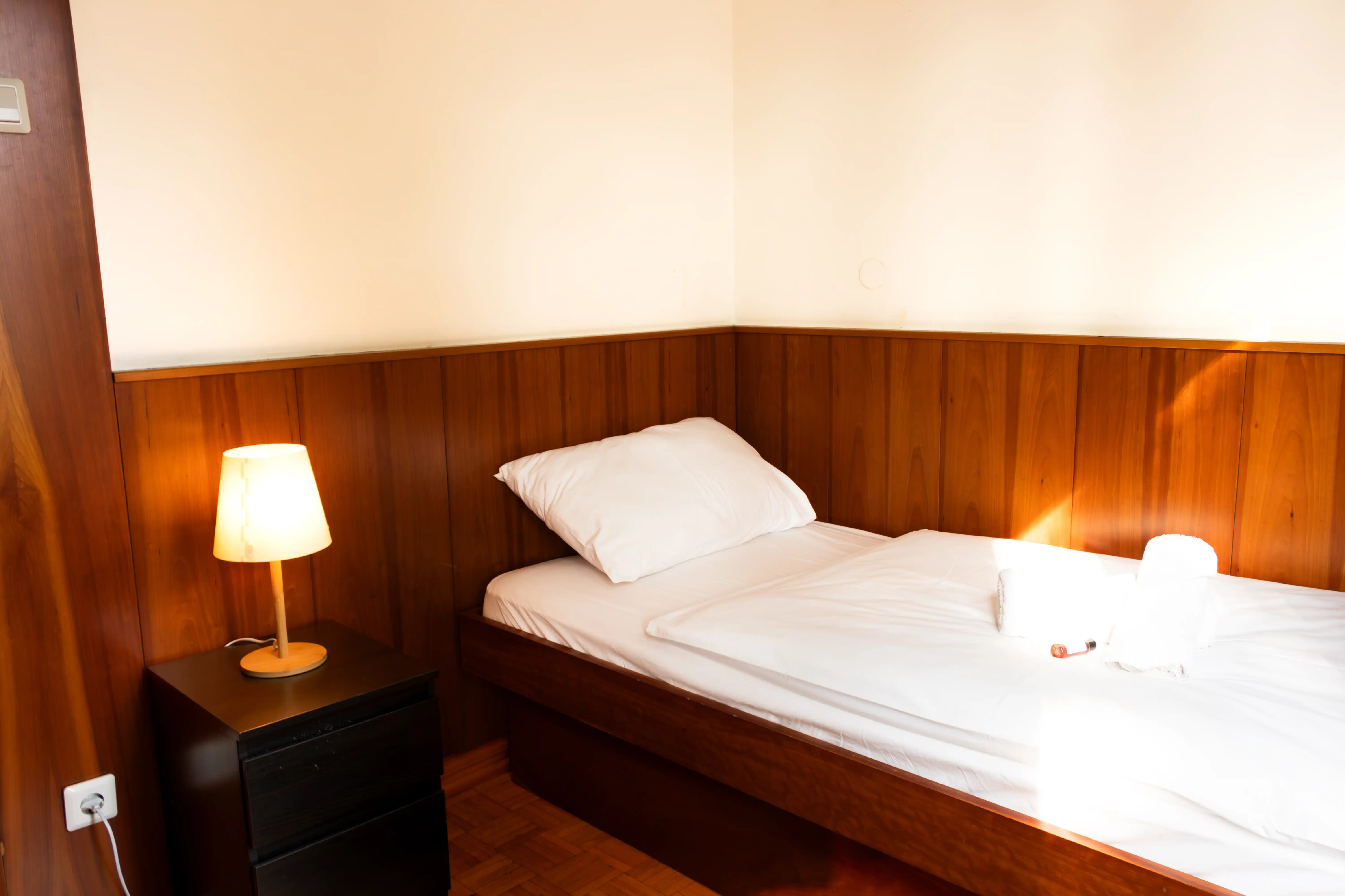 Enoposteljna soba (4)